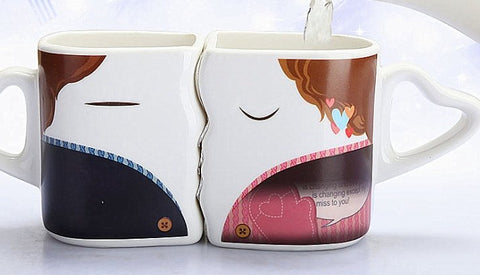 Image of Couples kiss the cups - Alexecom.com